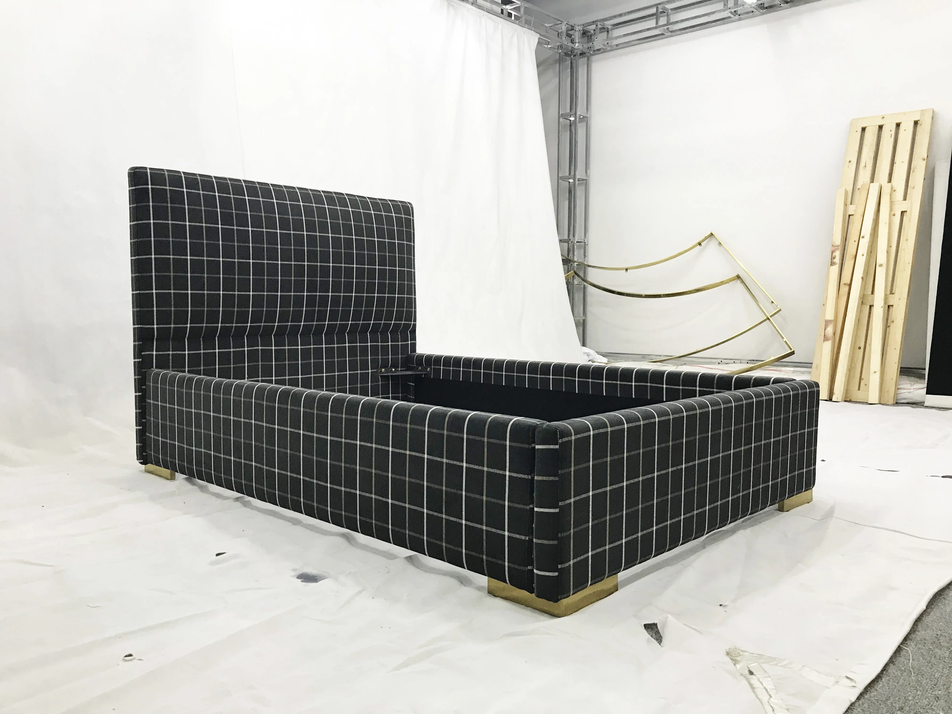 Italian Luxury Furniture Stylish Bedroom Set Black & White Plaid Bed High Quality King Size Modern Double Bed Fabric Bed