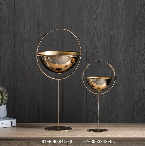 Золотой металлический поднос с чашей и роскошным дизайном