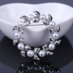Hot selling fashion women round shaped alloy horseshoe brooches pearl garland brooches