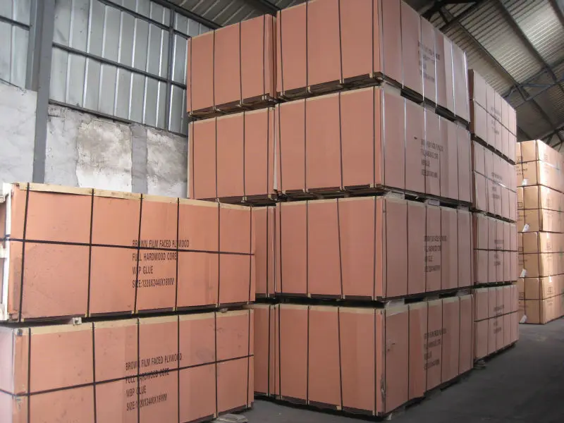 Фанера из строительной пленки хорошего качества коричневого цвета толщиной 18 мм