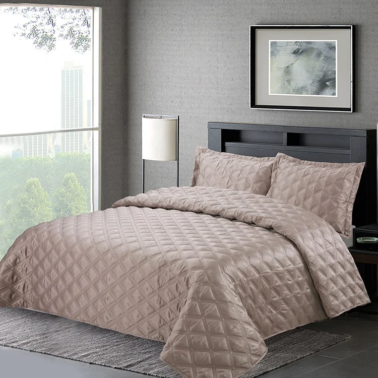 Однотонное стеганое покрывало из атласной ткани