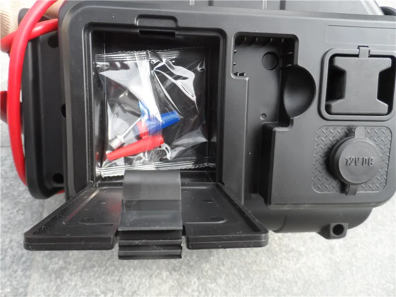 Multi-functional best portable car jump starter 12V auto power battery 18Ah  vehicle jump starter 650mA charging rate