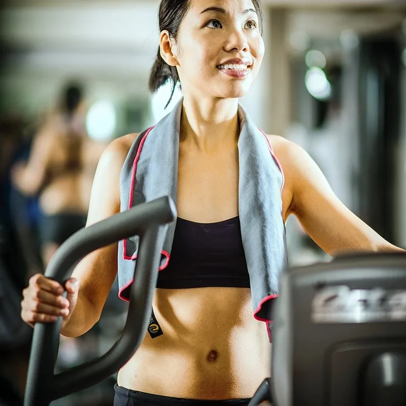 
China Super absorbent microfiber sports towel with carry bag and hanging loop 