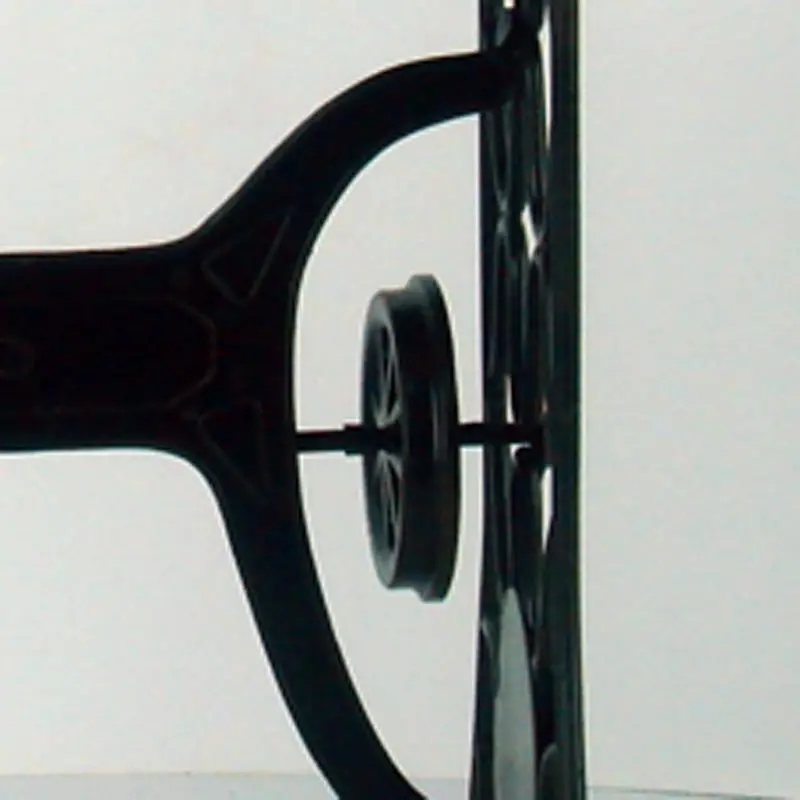 VINTAGE SEWING MACHINE 1:4-SCALE