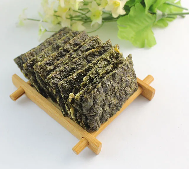 Original flavor roasted seaweed crisps with almonds