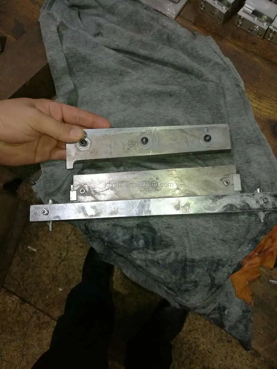 Высокоскоростной горячий и холодный одежда нейлоновой тафтяной машина для резки этикеток с автоматический укладчик для этикетки для одежды JQ-3010B