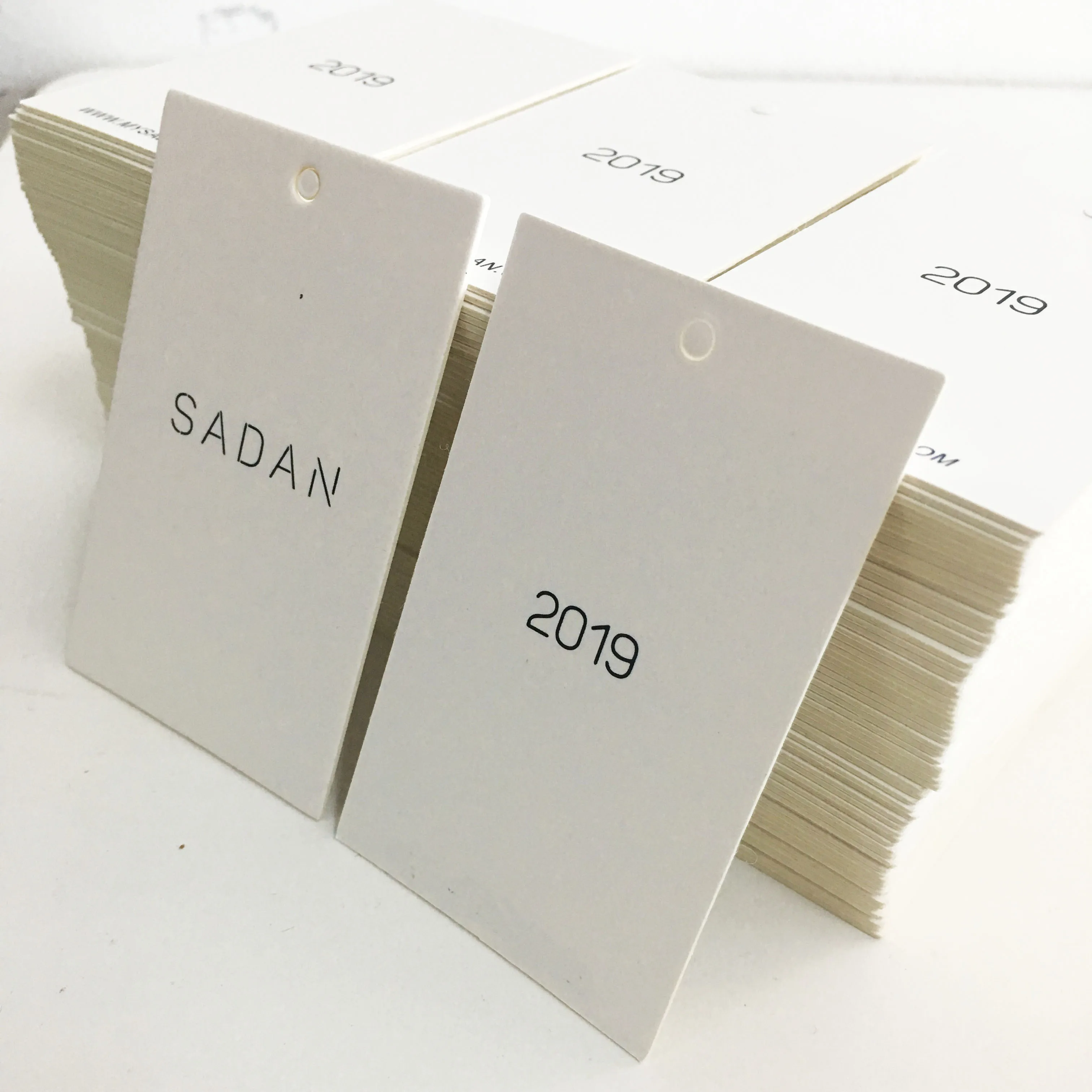 Новый дизайн 2019, белая подвесная бирка с логотипом на заказ и прозрачной пластиковой бумагой