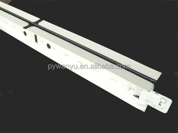 Потолочный T-образный стержень с черной линией