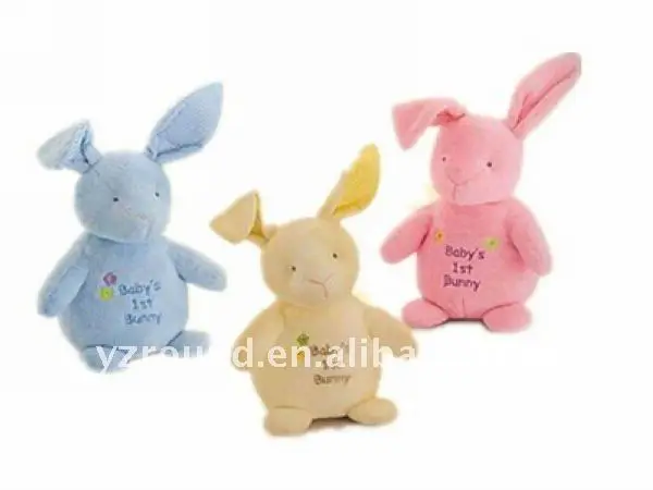 На подкладке из плюша и вещи ребенка Банни