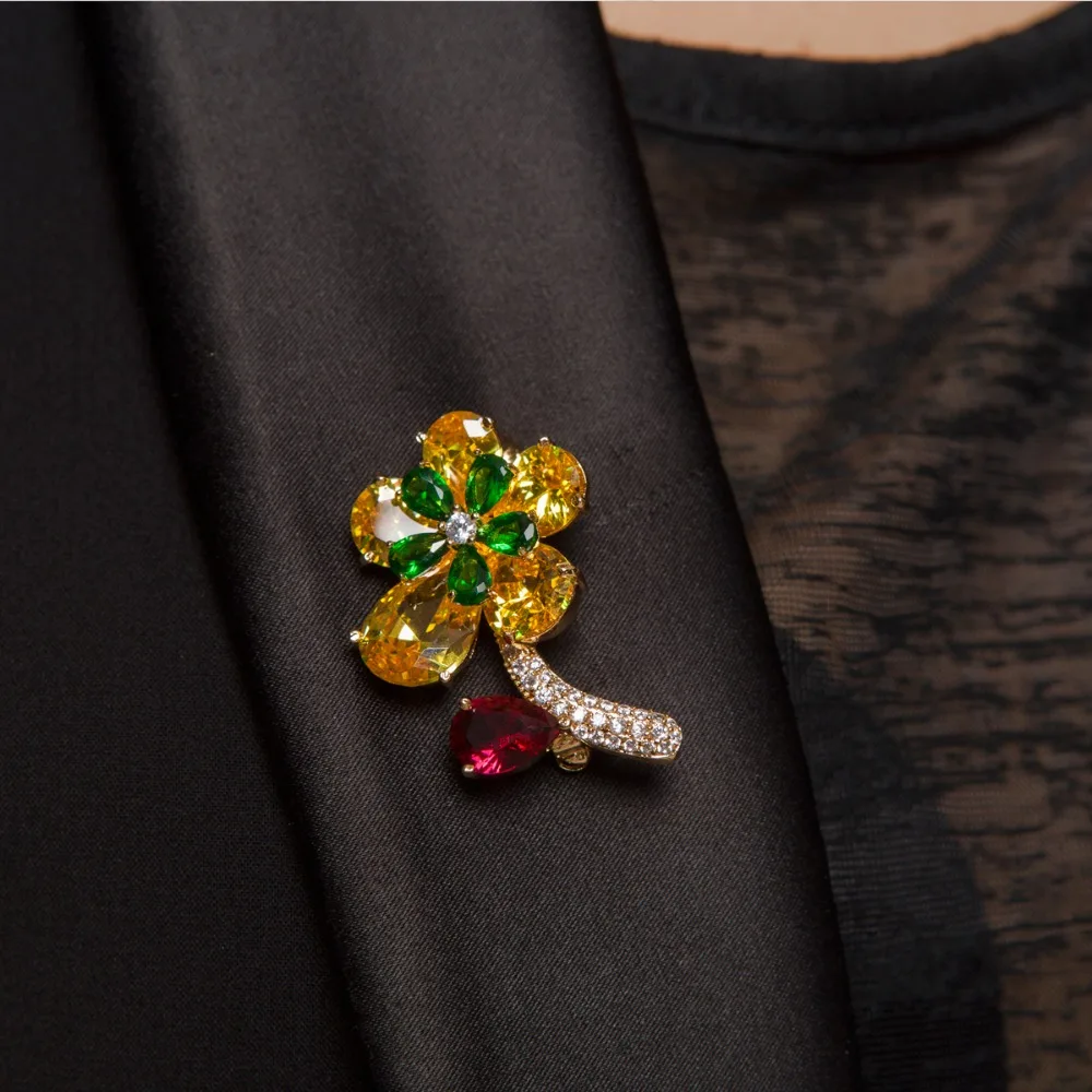LUOTEEMI Wholesale Fashion Champagne Gold Brilliant Multicolor Cubic Zirconia Luxury Noble Flower Brooch For Wedding Invitations