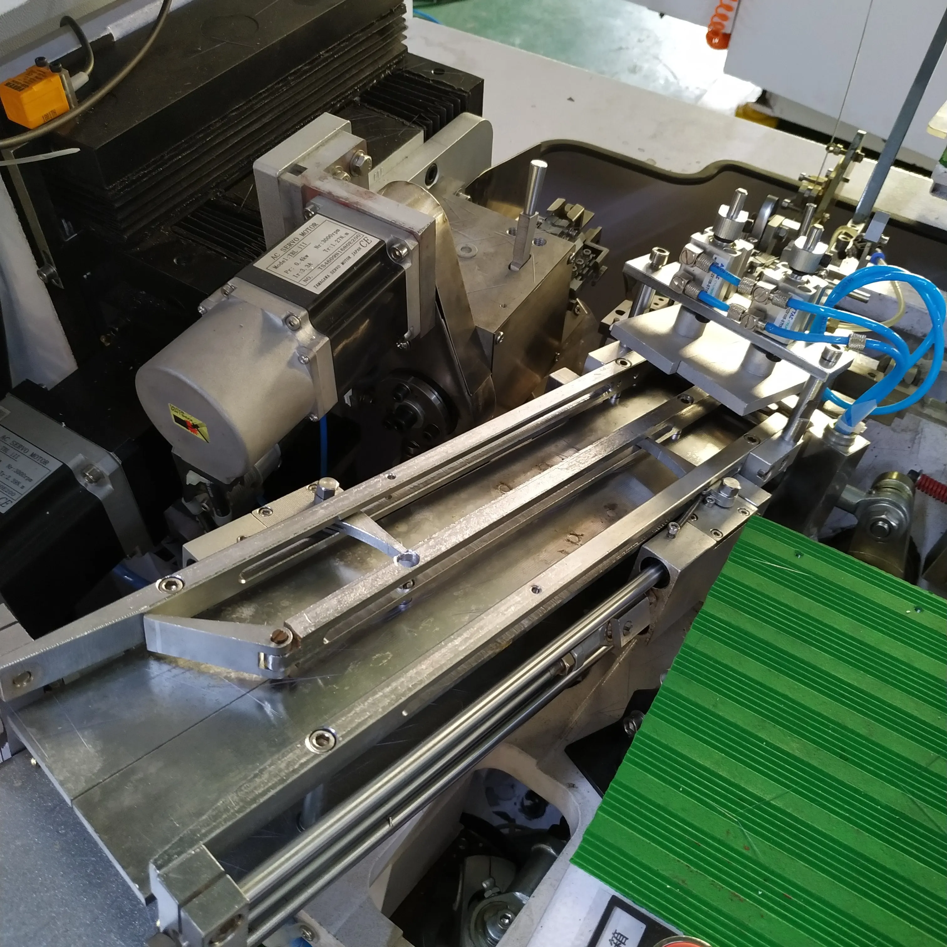 High speed cnc 2 colors 5 axis special holes toothbrush machine tufting machine for tooth brush making