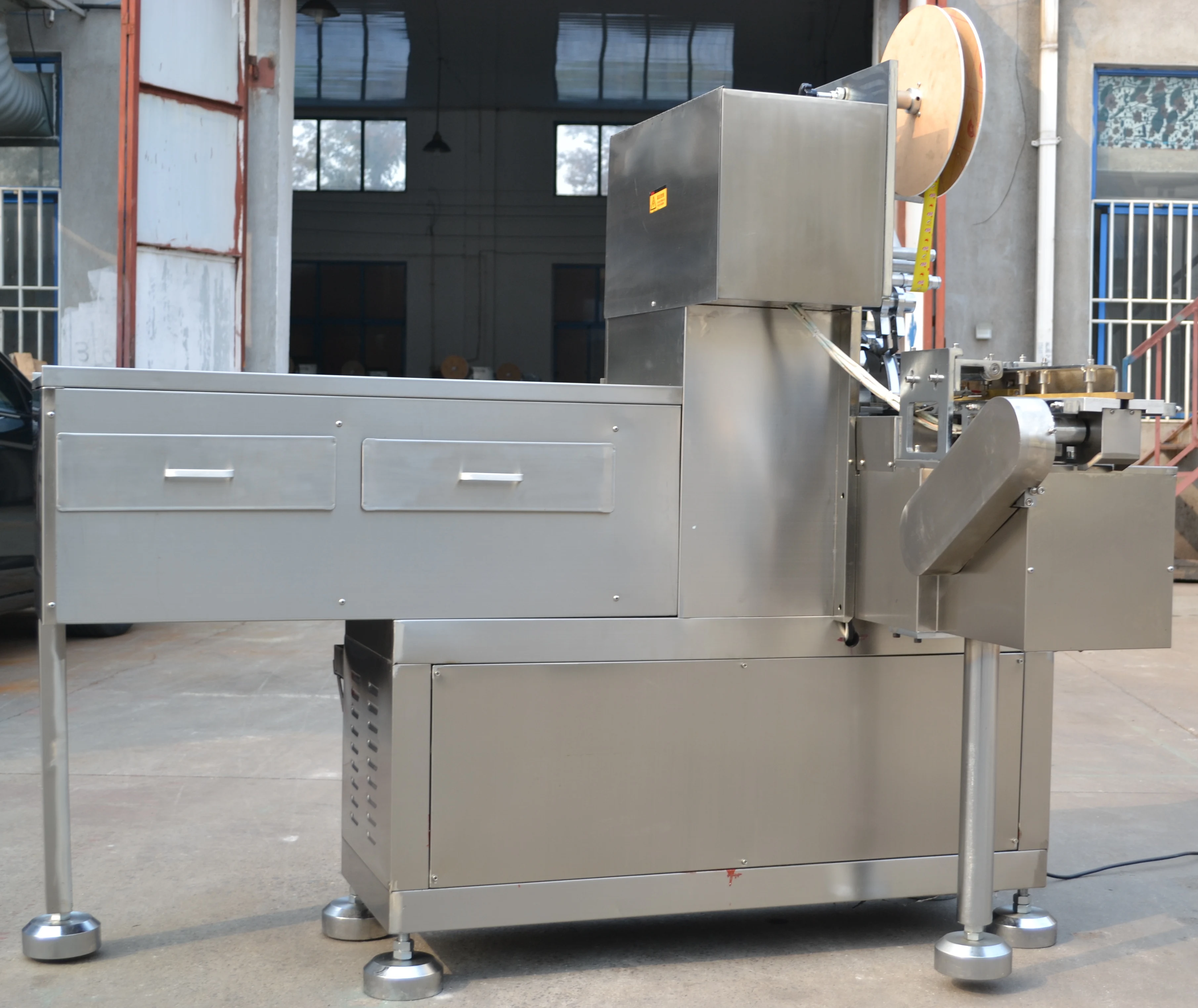 Bouillon cube packing machine