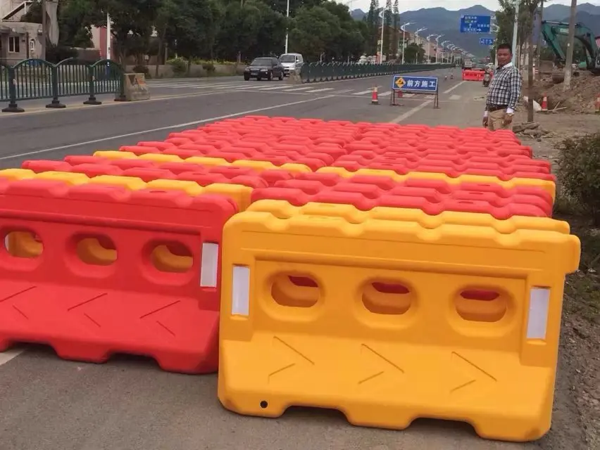 3 holes water barrier traffic safety Factory Price water filled barrier high quality road plastic road barrier 2022 hot sale