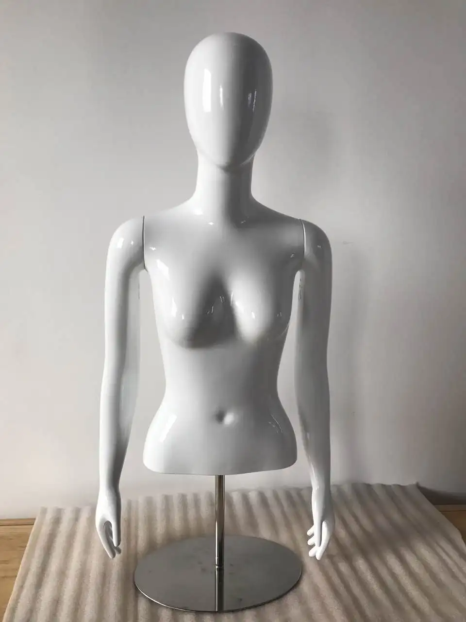 Wholesale cheap plastic upper body mannequin half body male mannequin with base torso mannequin