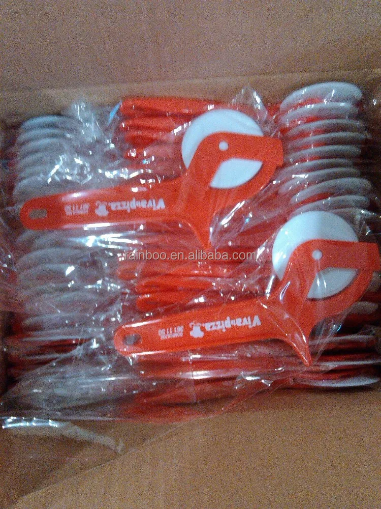 Promotional cheap logo printed disposable plastic blade pizza cutter with handle