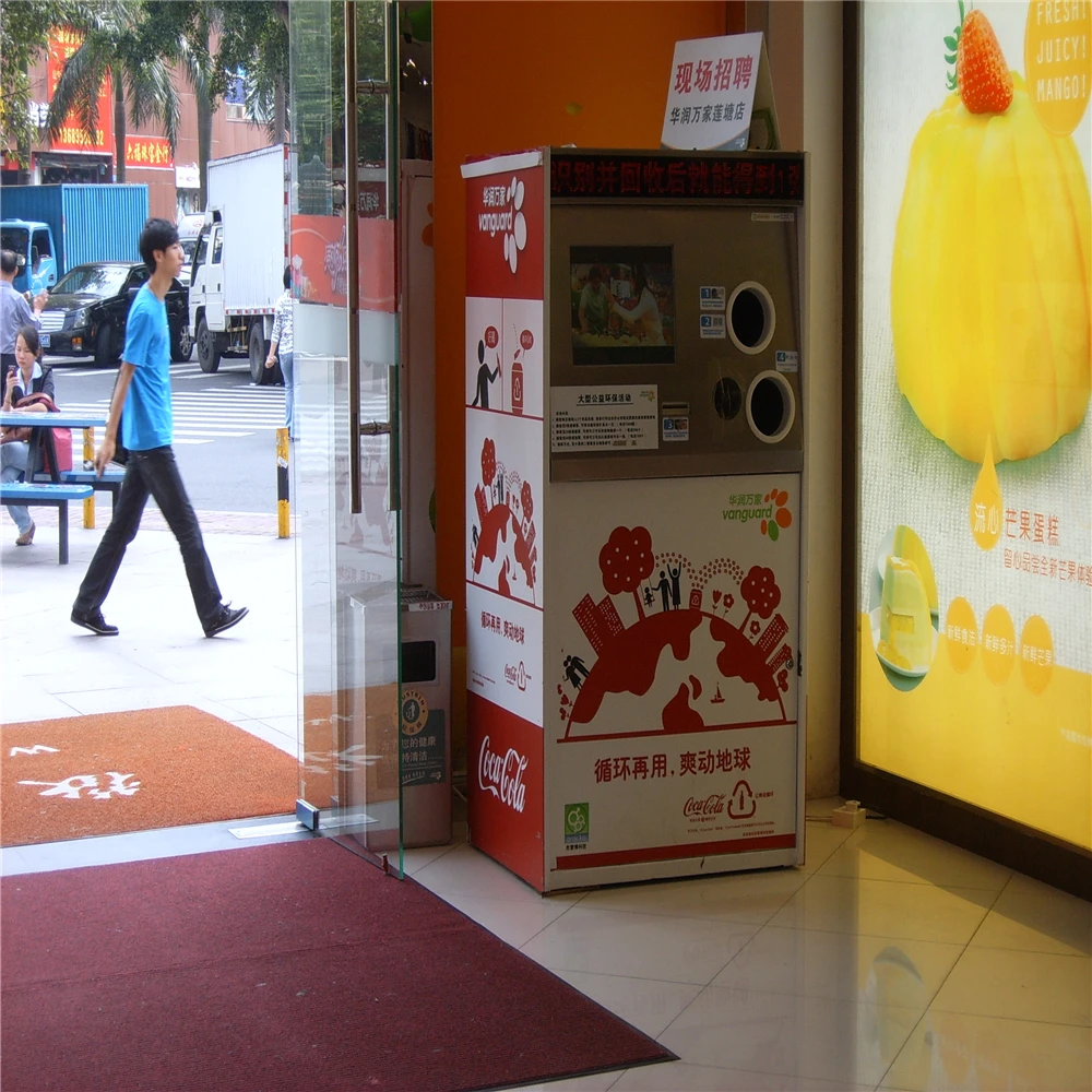 
Beverage bottle recycling machine public service advertising carrier. Carrying dynamic advertising light box of beverage bottle 