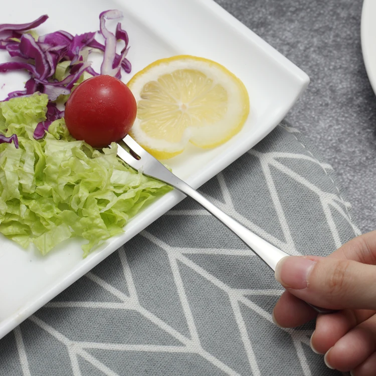 Набор многоразовых вилок из нержавеющей стали.