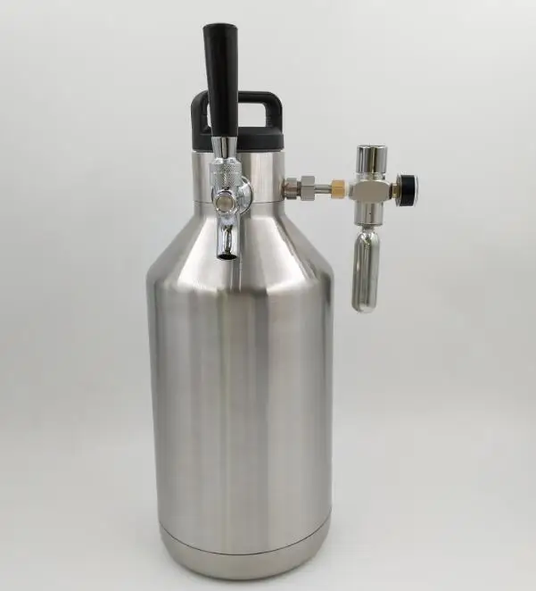 One gallon insulated vacuum beer growler with screw