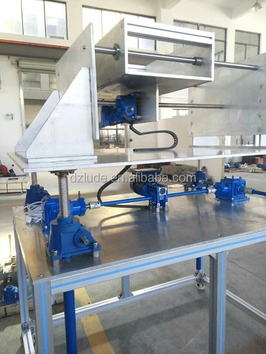 Machine worm screw jack lift with bellow boot and flange mounting