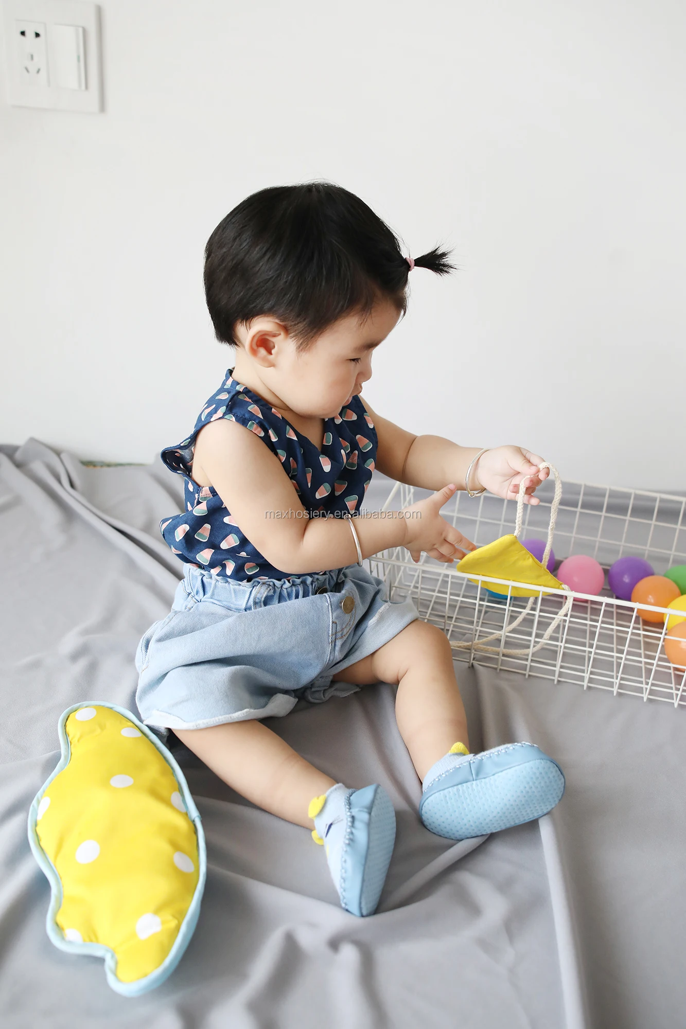 MAX Bulk wholesale cheap cute animal kids rubber sole shoe socks FOR KIDS BABY SOCKS SMILE KNITTED