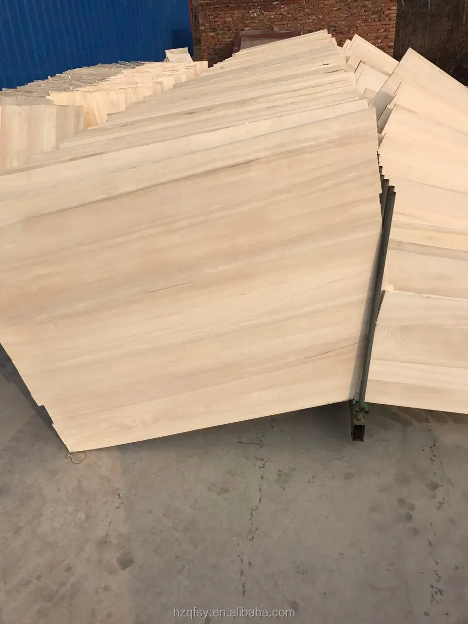Dry soft paulownia wood