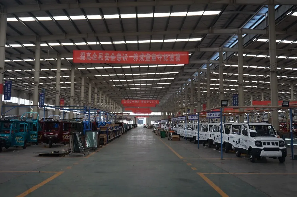 China Three Wheel Motorcycle electric tricycle cargo three wheel car closed cabin passenger tricycle 3 wheel