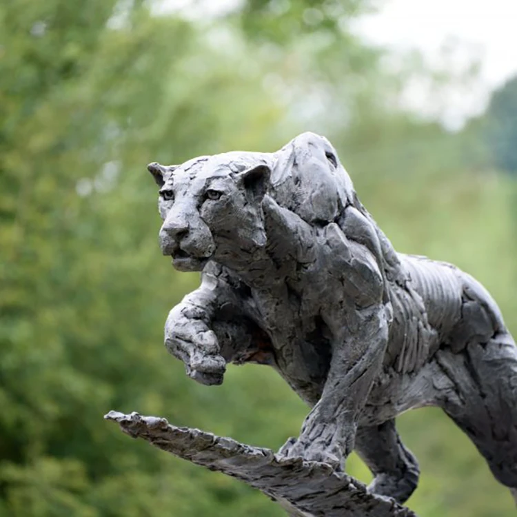 Vivid design casting bronze animal widl panther sculpture with fierce looking for outdoor