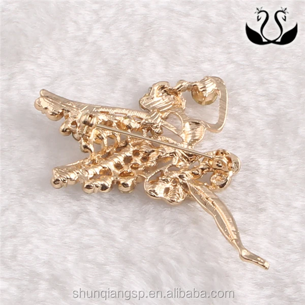 
Christmas Gift Fashion Dubai Gold Plated Metal Angle Wings Brooch 