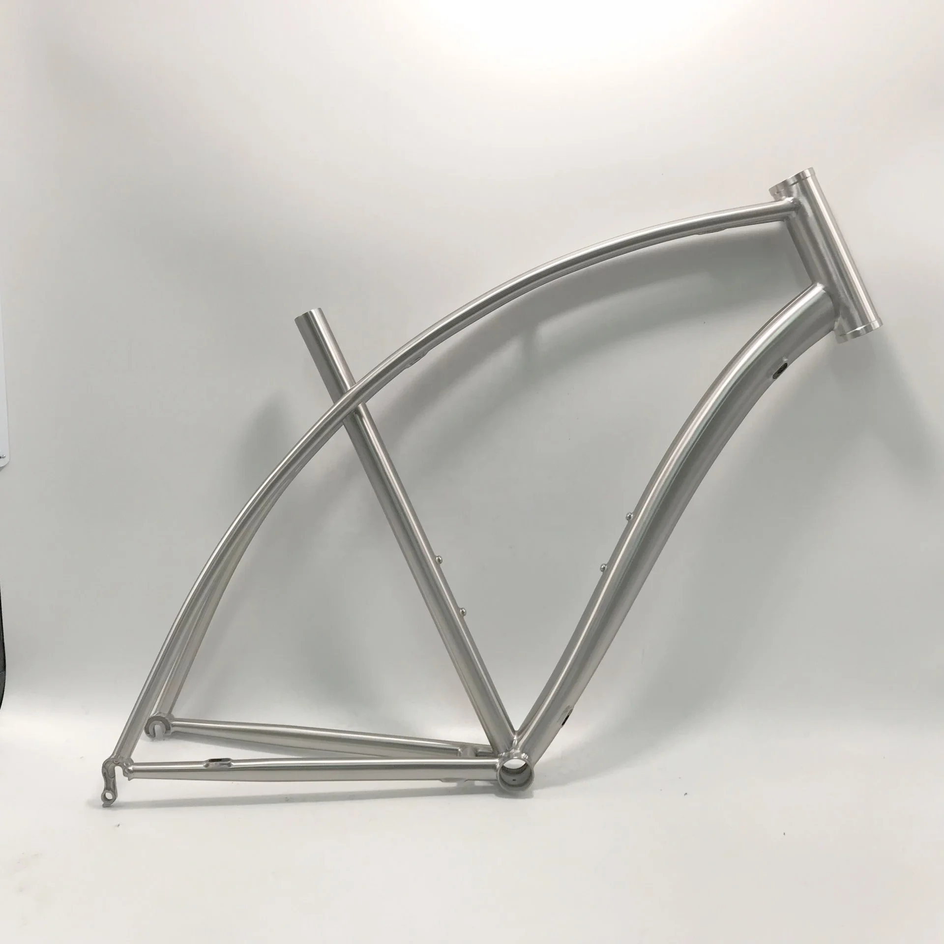 aero road bike frame with  curved tube design for qr 135mm rear hub