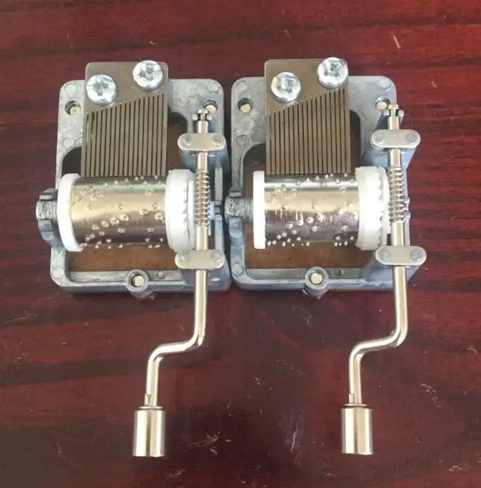 Hand crank music box mechanism with the wood board