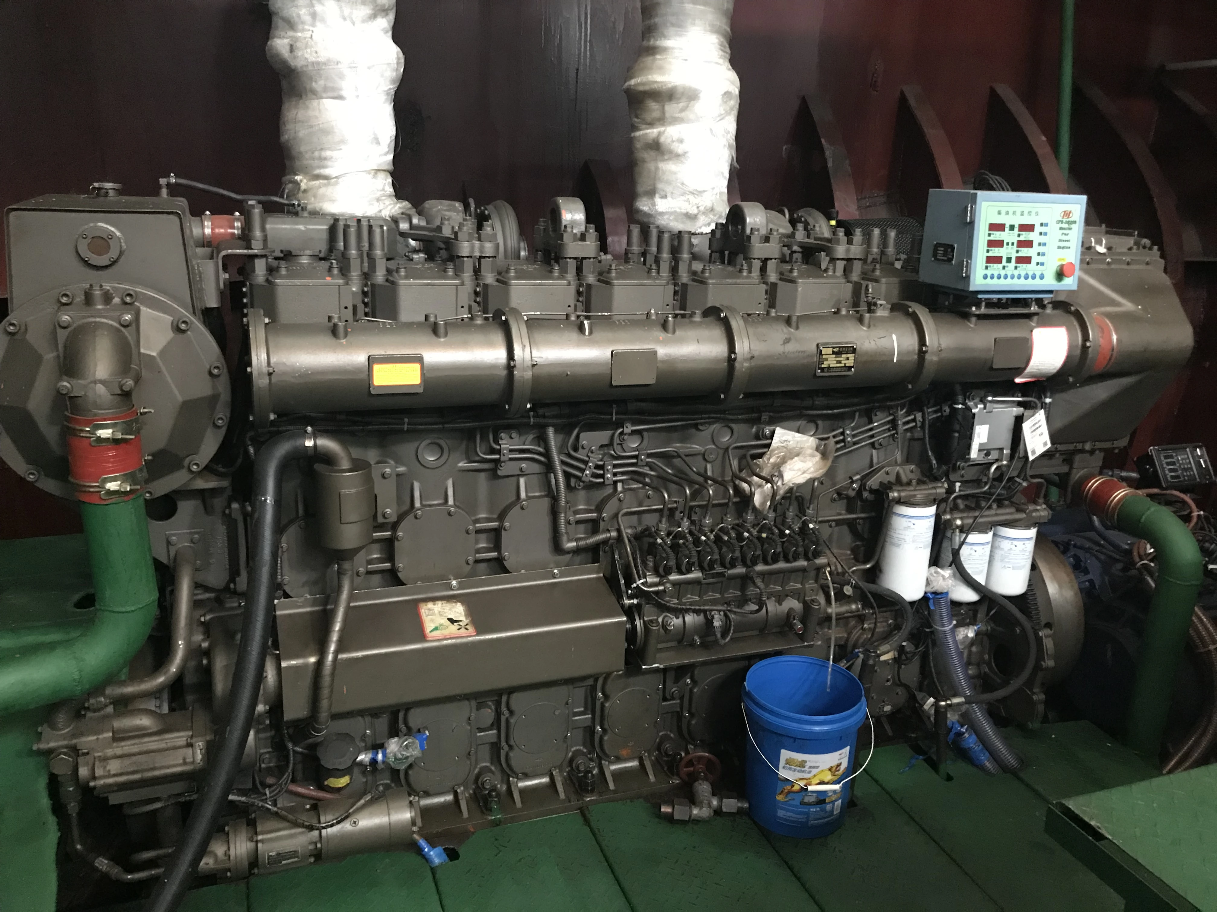  Бренд Yuchai лодочный двигатель 300 л.с. морской дизельный 220 кВт внутренний