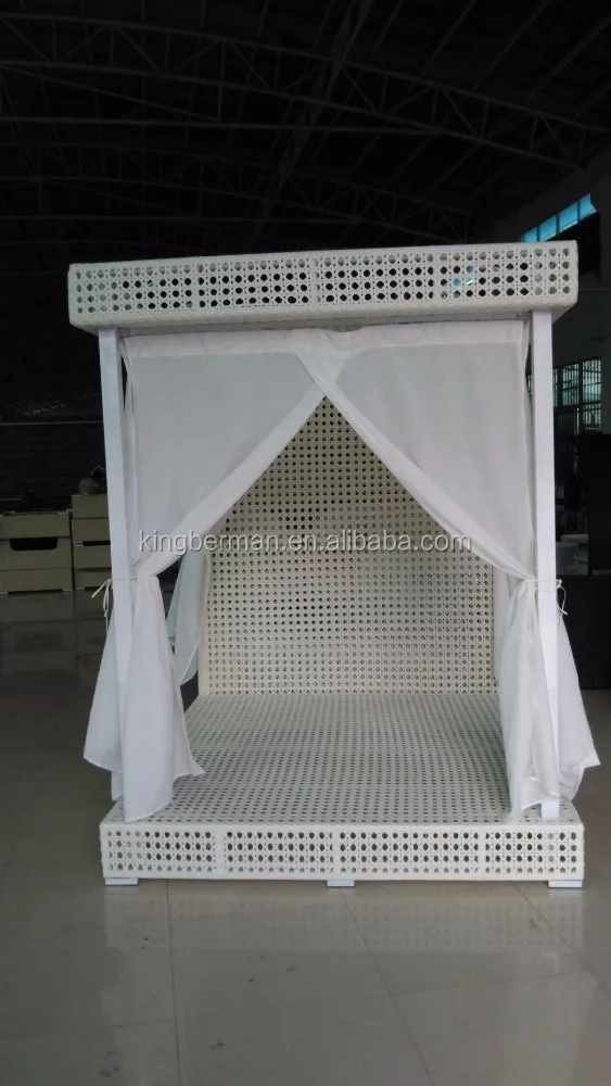 Luxury Rattan Daybed with Curtain Outdoor Leisure Wicker Sun bed PE Rattan Beach Sunbed