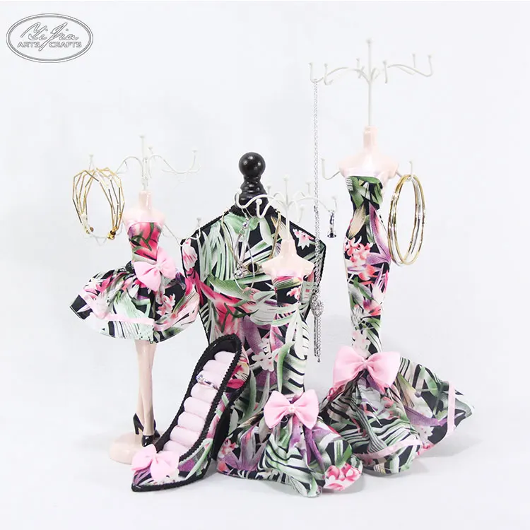 Customized jewelry window display fashion doll shaped jewelry display set
