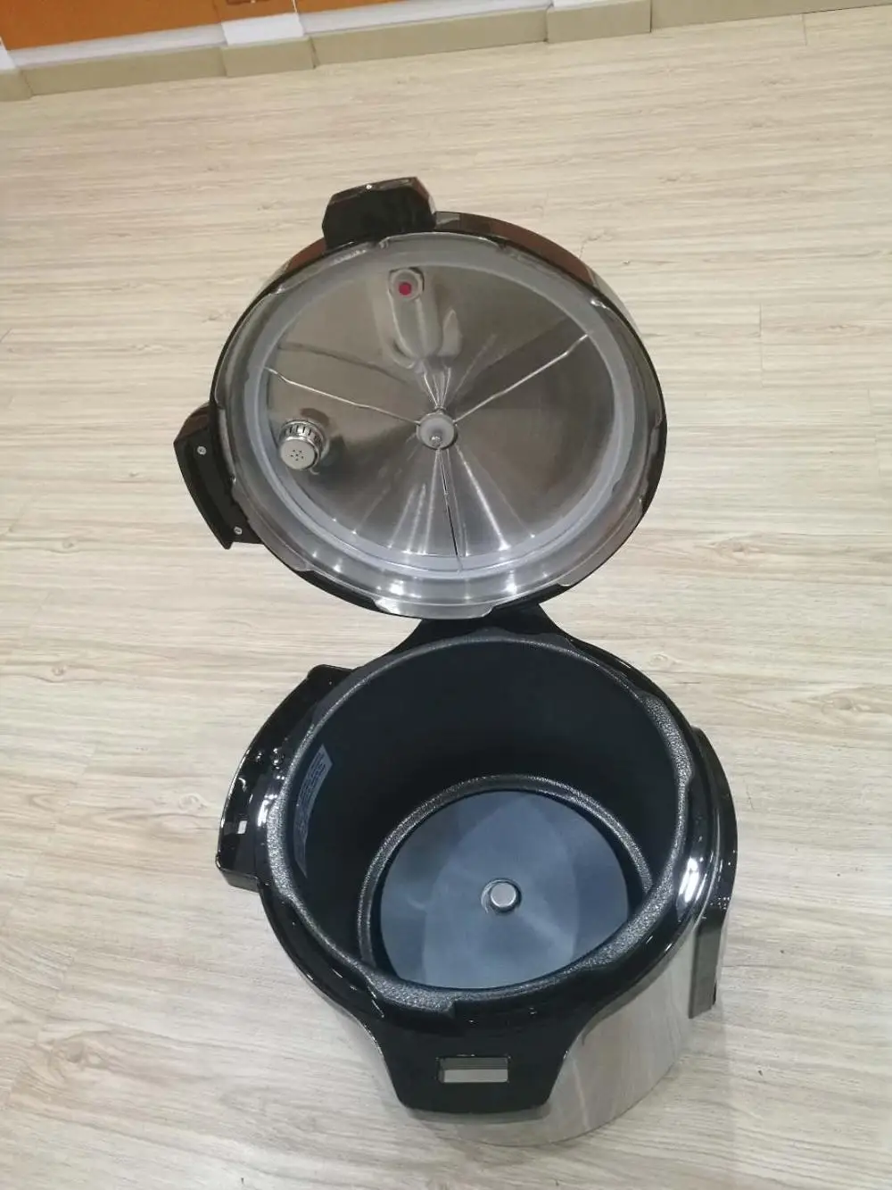 Мультиварка электрическая с ЖК-дисплеем