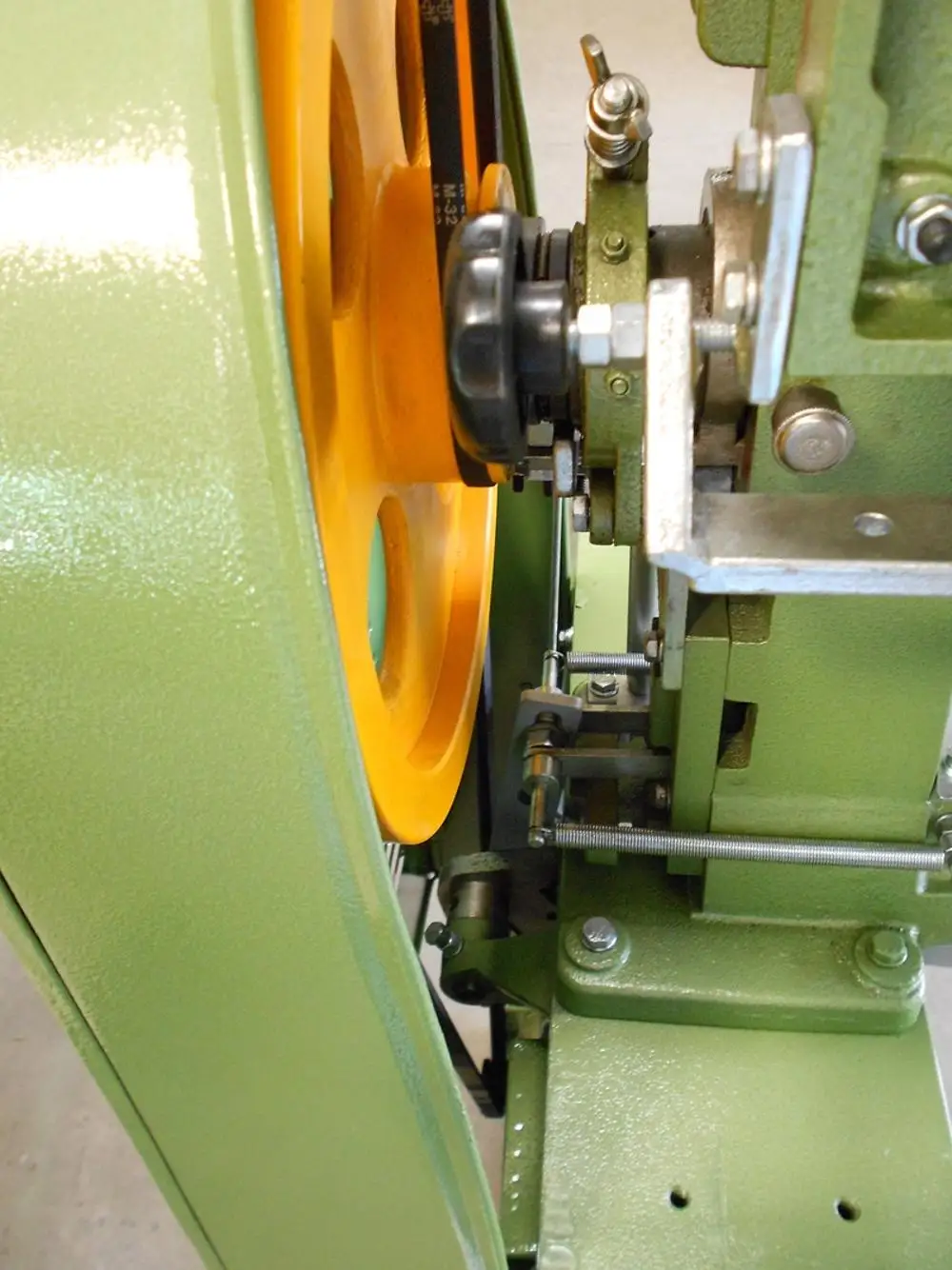 CD high speed automatic button machine