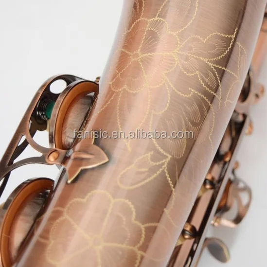 Альт-саксофон с темной медной поверхностью