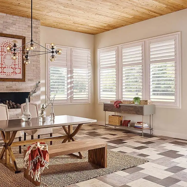 Деревянные звуконепроницаемые жалюзи для гостиной