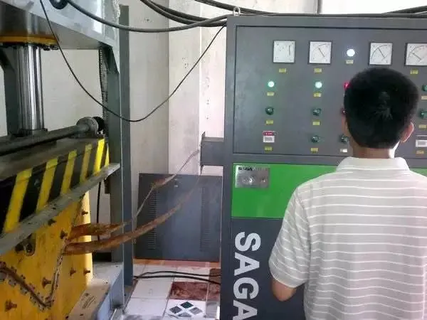 High Frequency Wooden Skateboard Deck Press Machine Plywood Bender from Saga Machinery