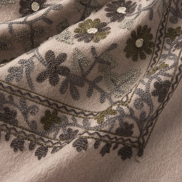 
New Arrival Lady Paisley Embroidered Indian Pure Wool Shawls with Tassels 