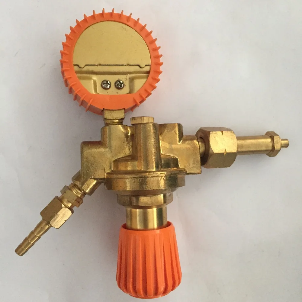 Italy propane regulator with one gauge for pressure gauge