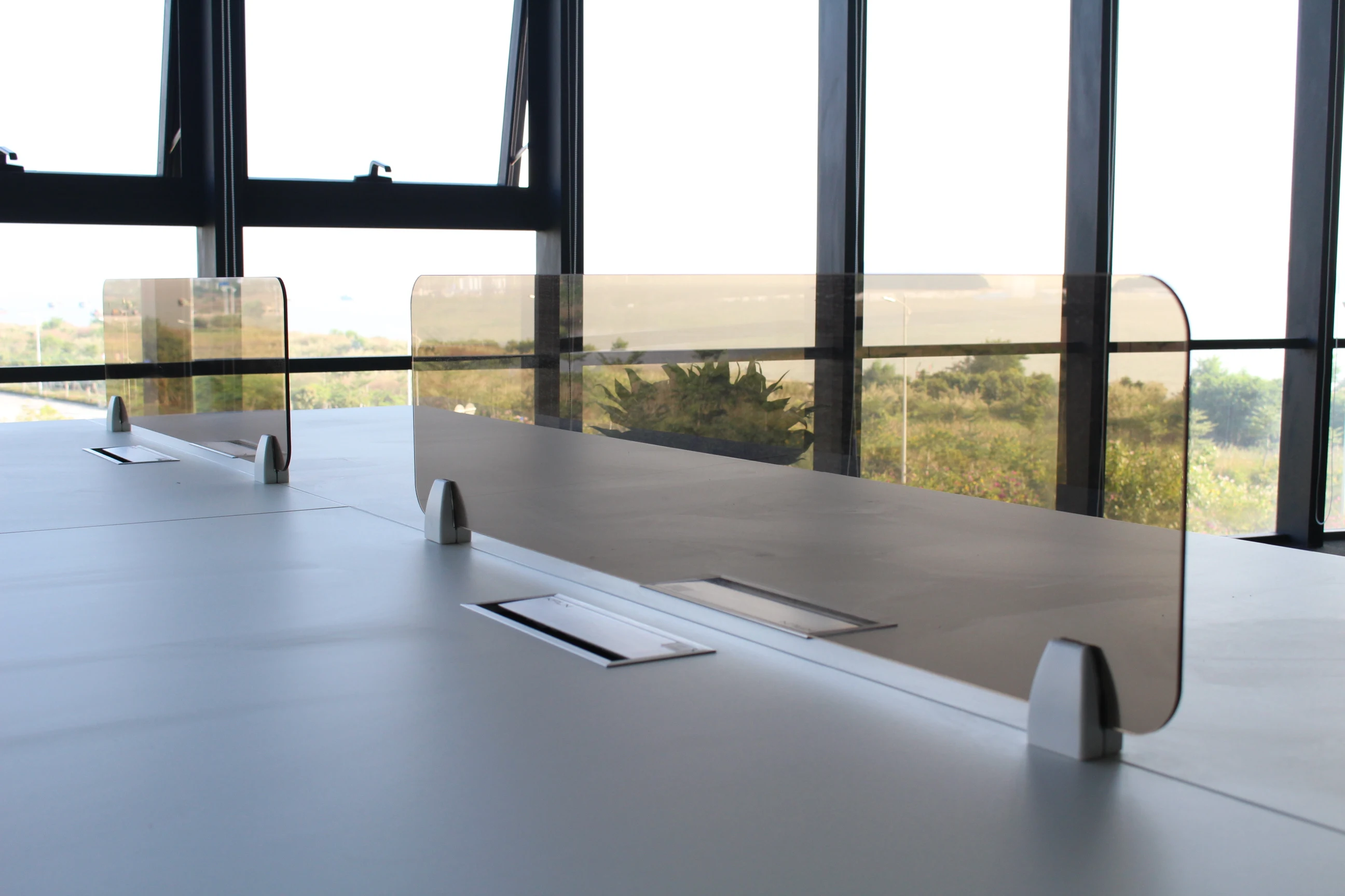 Four people office studio desk workstation/office furniture customized designs with adjustable aluminum support leg