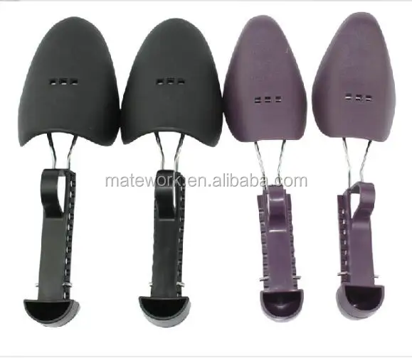 Мужские держат форму обуви дерево