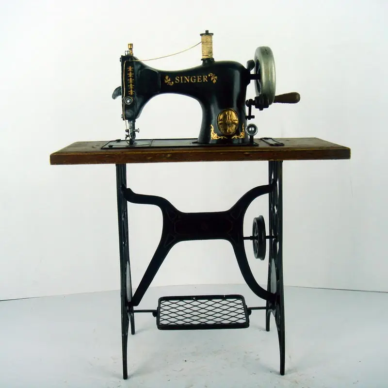 VINTAGE SEWING MACHINE 1:4-SCALE