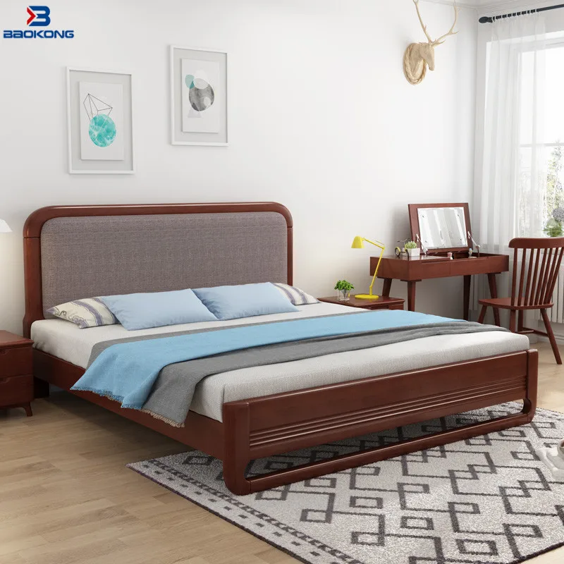 Современная двухспальная кровать с изголовьем из цельной древесины