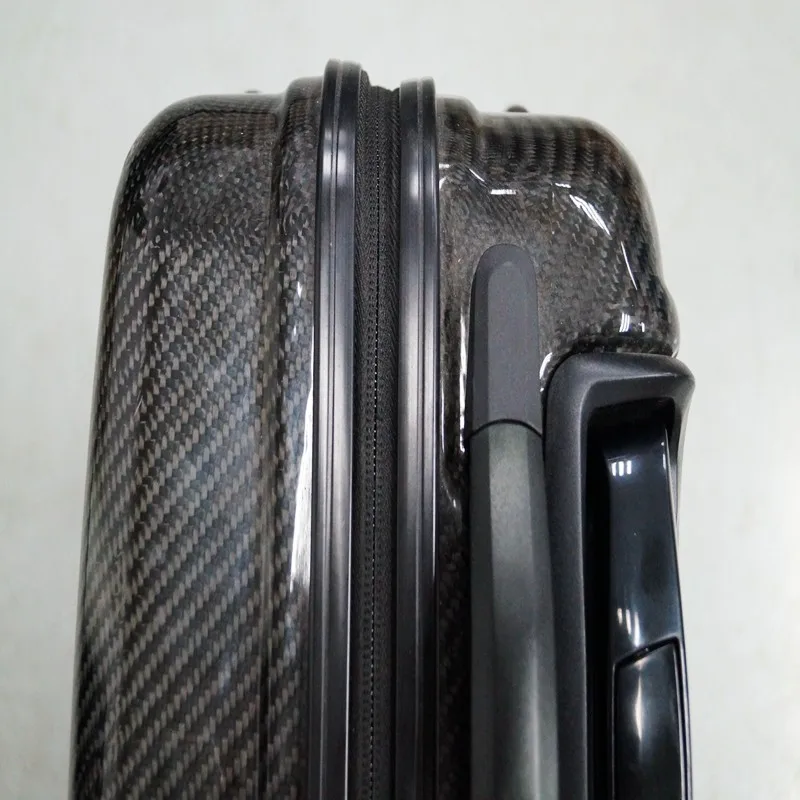Чемодан из углеродного