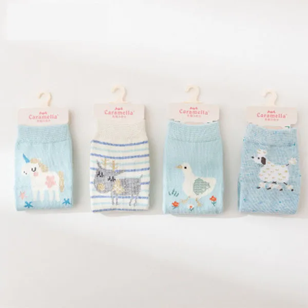 Aloe low cut sexy girls with white smell socks