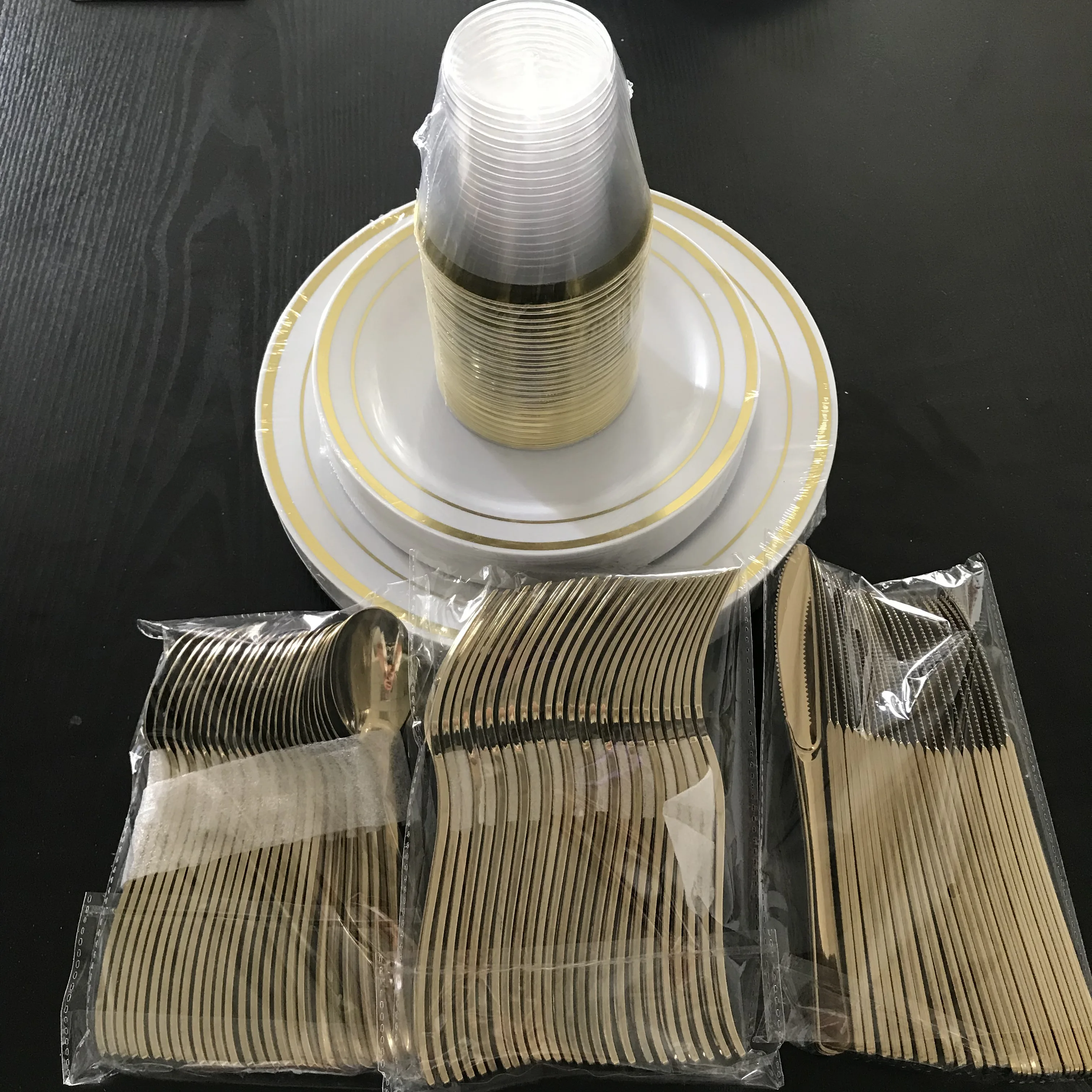 Wholesale Disposable 25Guests Dinner Salad Gold Plastic Plates with Gold tableware