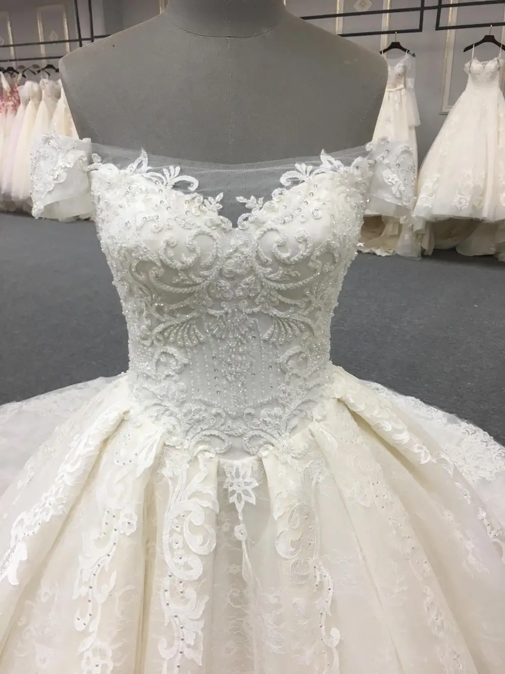 Luxury long tail wedding dress bridal gown 2019 WT345