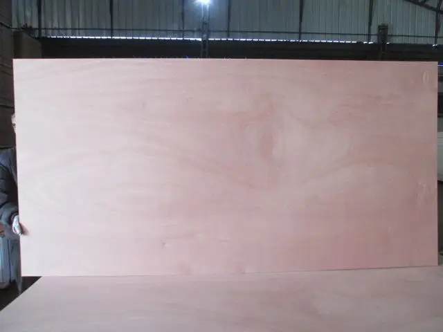 Triplay Lupuna Blanco alamo artificial 4 mm 1.22 x 2.44 metros