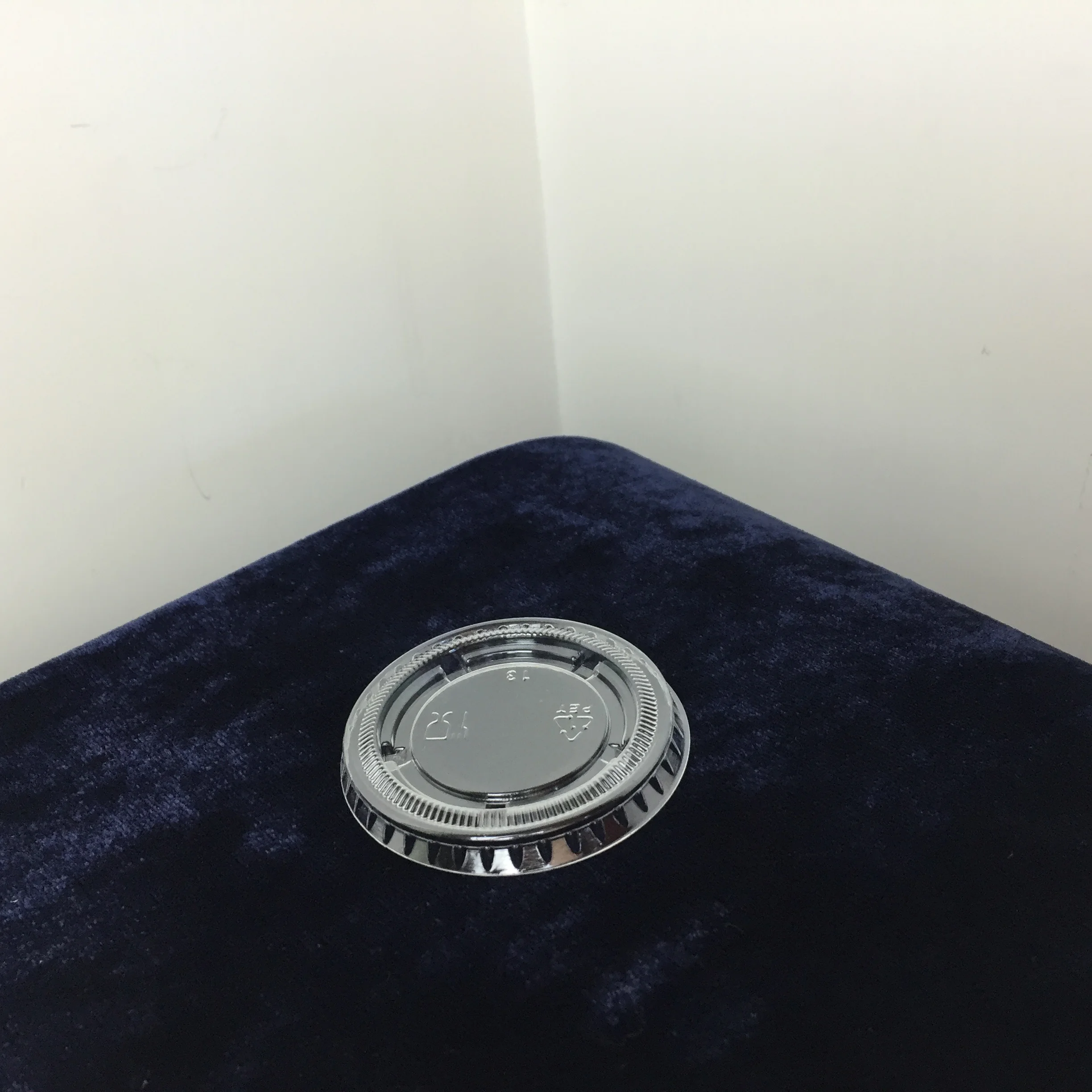 Белая/черная одноразовая пластиковая чашка объемом 2 унции из ПП (чашка для соуса/кружка для суфле) с крышкой из ПЭТ